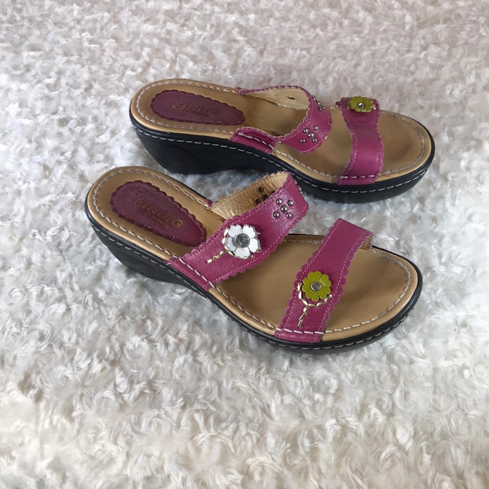Finding sandals - Picture 3 of 7